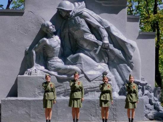 Жители Волновахи восстановили советский памятник