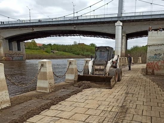 В Смоленске с набережной ушла вода, значит пора почиститься