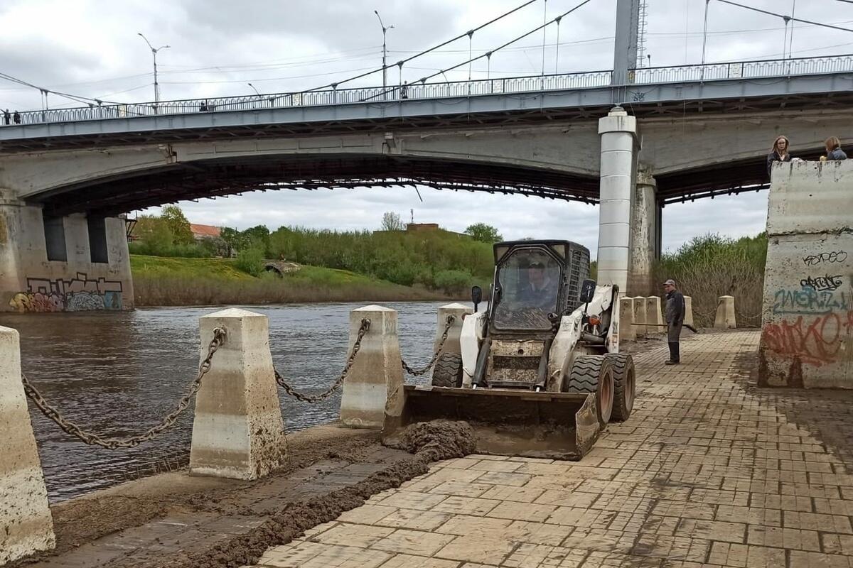 уровень днепра в смоленске. вода в днепре смоленск. вода в днепре смоленск. набережная днепра в смоленске краснофлотская. разлив днепра в смоленске затопило краснофлотскую.
