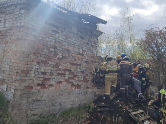 Жителей Кронштадта призвали объяснить детям опасность прогулок по «заброшкам» после обрушения здания на подростков
