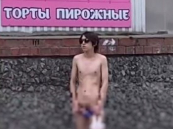 Парень со спущенными штанами прогулялся по ТЦ в Новосибирске