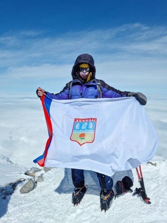 Мэр Абакана развернул флаг столицы Хакасии на вершине Эльбруса