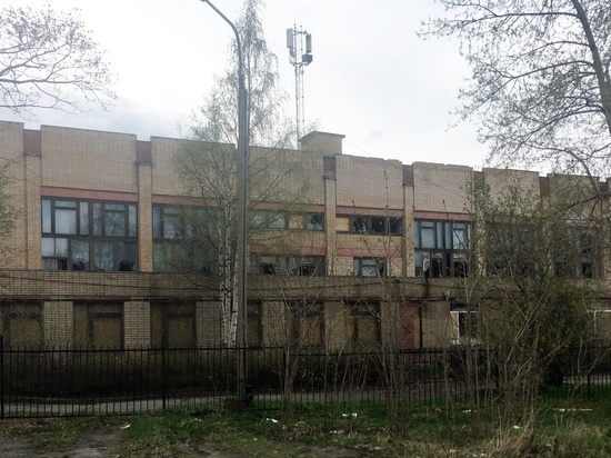 Заброшенное здание, в котором был колледж, громят подростки в Петрозаводске