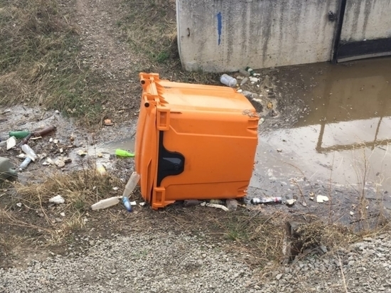 Оранжевый контейнер для сбора пластика украли и бросили у реки в Чите
