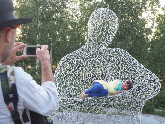 Лечь в материнские руки: скульптуру "Королевы Сварки" представили в "Мира парке" Новосибирска