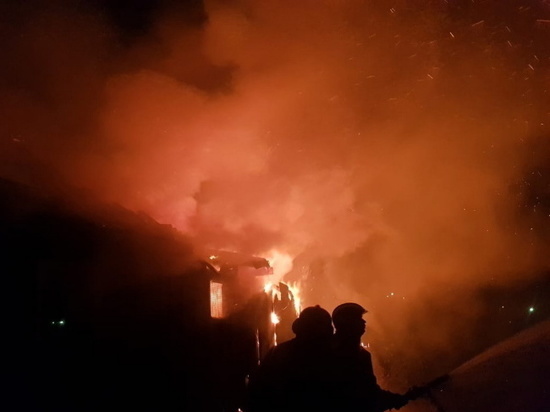 Полыхающий частный дом в Агалатово тушили 12 человек