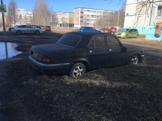 Автомобили, надолго оставляемые на проезжей части, мешают уборке улиц