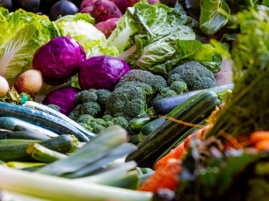 Экономист Черников объяснил, почему цена на фрукты и овощи формируется по-разному
