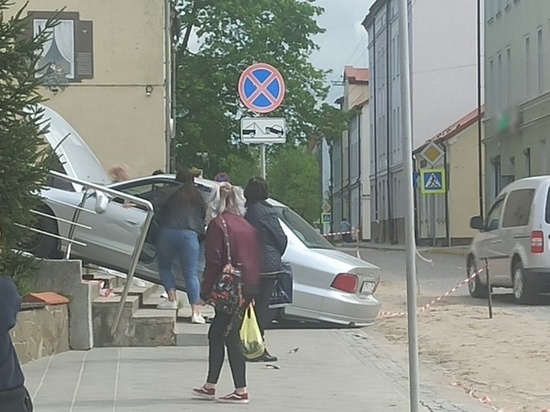 В Черхняховске водитель въехала на крыльцо здания
