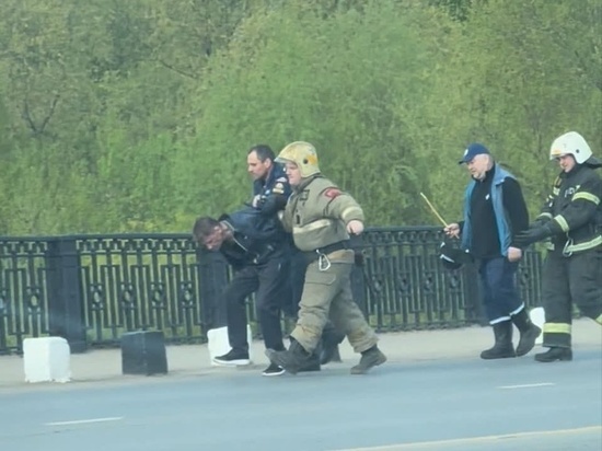 В Иванове спасатели сняли с перил моста неадекватного мужчину