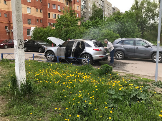 На улице Татарской в Рязани загорелся автомобиль Infiniti