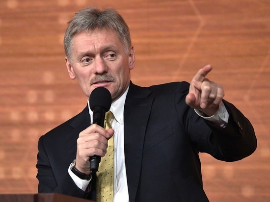 Песков назвал недопустимым поведение американских спецслужб, угрожающих дипломатам России