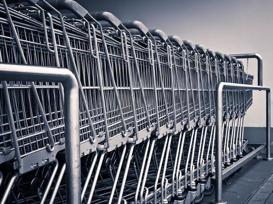 Калининградец попытался вынести из магазина шоколадки, красную икру и алкоголь