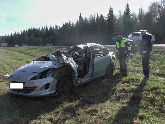 Водитель и пассажиры вылетели из «Пежо» в смертельном ДТП на свердловской трассе