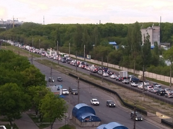 В Курске ДТП и дорожные работы вновь парализовали движение на улице Энгельса