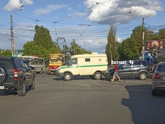 В Курске на КЗТЗ в ДТП попала инкассаторская машина