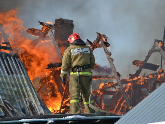Женщина погибла при пожаре на чердаке дома на Петроградке