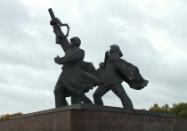 К памятнику Освободителям Риги закроют доступ до конца августа текущего года