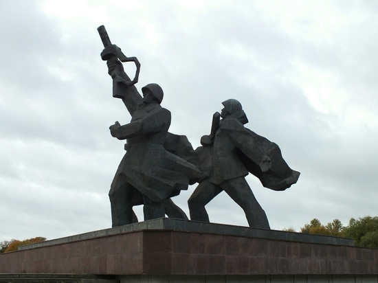 К памятнику Освободителям Риги закроют доступ до 31 августа