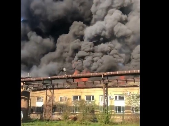 В пригороде Новосибирска горит производственный цех