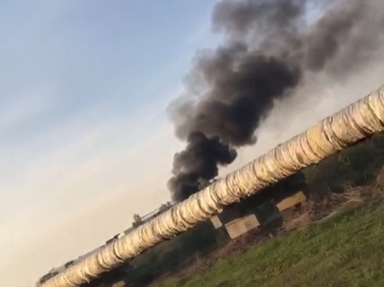 Самовольная свалка загорелась напротив ТРЦ «Арена» в Барнауле
