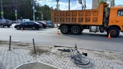 14-летний велосипедист попал под колеса грузовика в Екатеринбурге