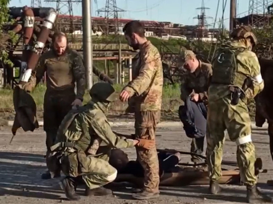 Киев официально признал факт сдачи в плен 264 боевиков батальона «Азов» (террористическая организация, запрещена в РФ), которые отсиживались в подвалах «Азовстали»