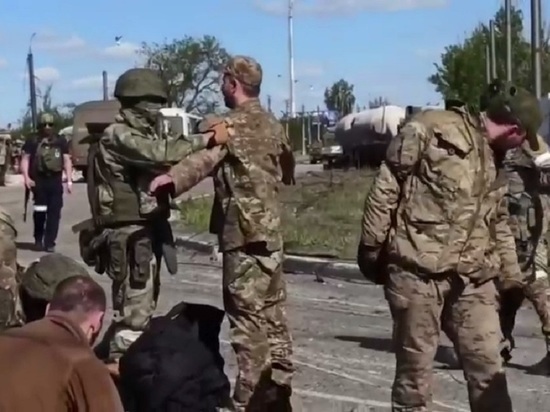 Минобороны показало видео сдачи в плен боевиков с «Азовстали»