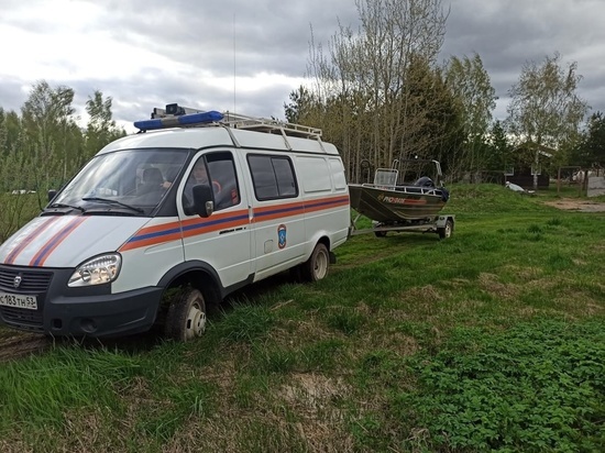 Новгородские спасатели помогли рыбакам на заглохшей лодки, уносимой ветром