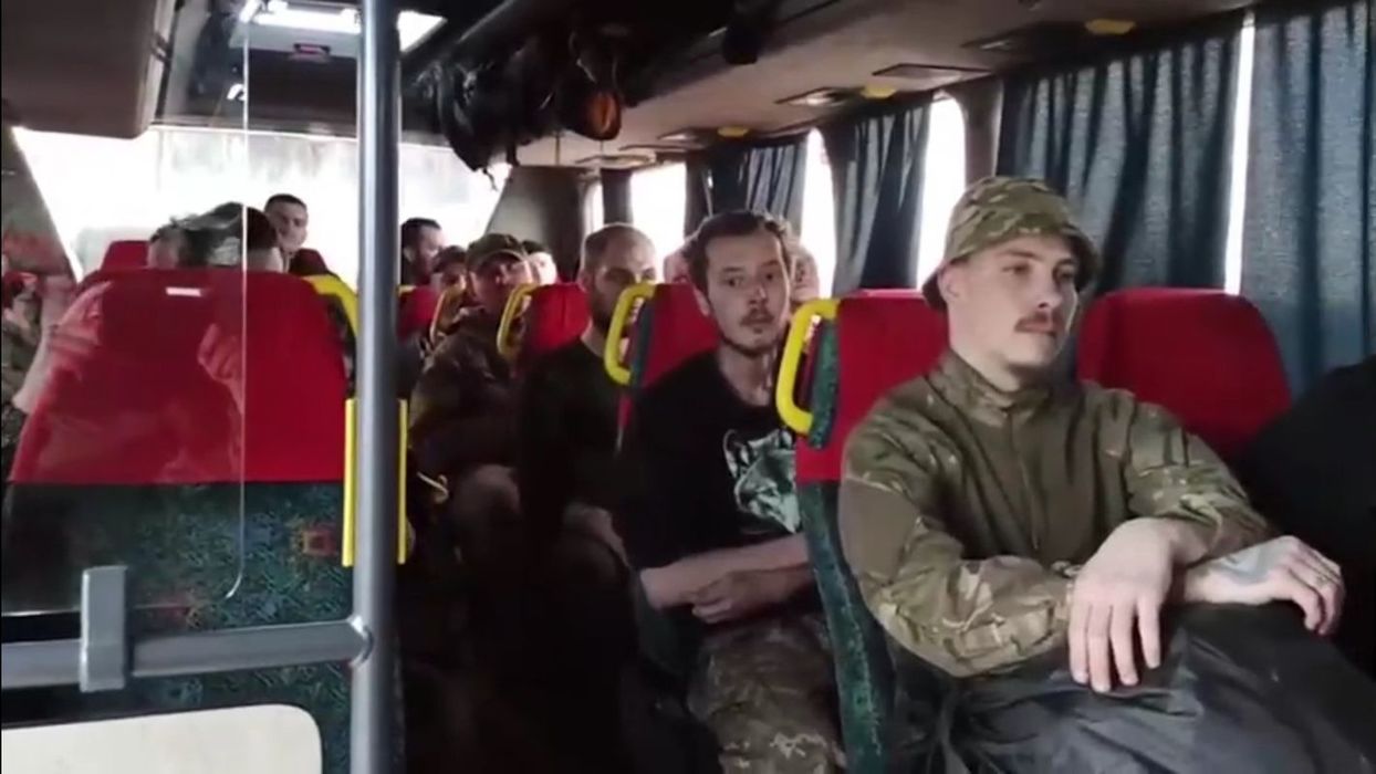 Бледные лица и вещмешки: появились кадры сдавшихся с "Азовстали" боевиков