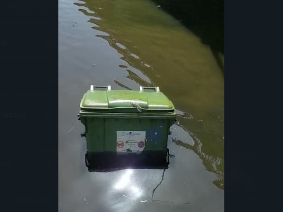 В Астрахани в реке обнаружили плавающий мусорный контейнер