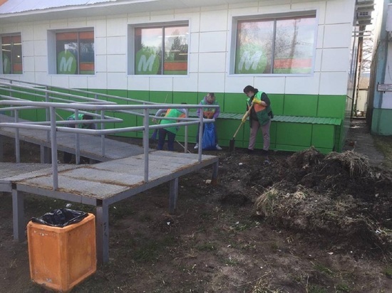В Ноябрьске сотрудники «Монетки» прибрались у магазина после жалобы в соцсети