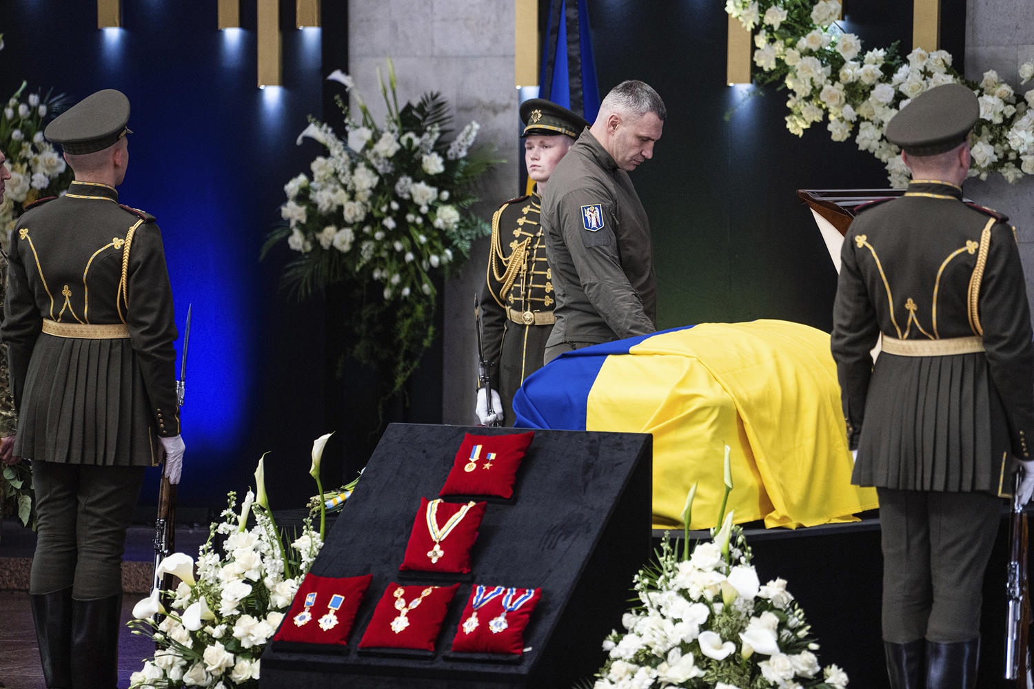 Похорони президента. Похороны Кравчука президента Украины. Прощание.