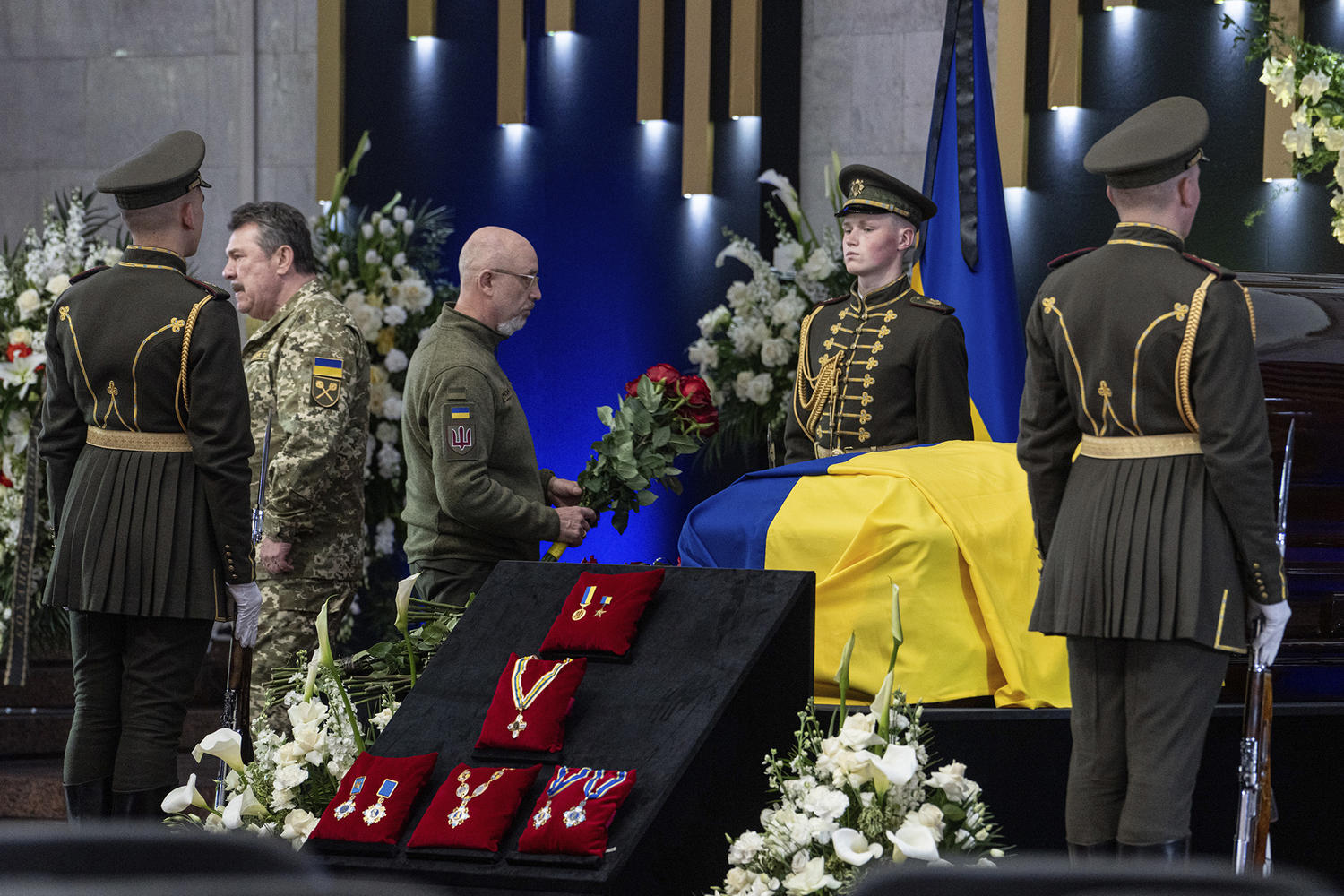Похорони президента. Резников министр обороны Украины. Похороны Кравчука президента Украины.