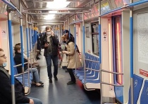 В пресс-службе столичного метрополитена сообщили, что проведут проверку после того, как в интернете появились фотографии с лезвием, приклеенным к поручню в одном из вагонов