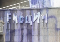 Бороться с вандалами, пачкающими граффити здания и объекты благоустройства, следует с помощью казачества
