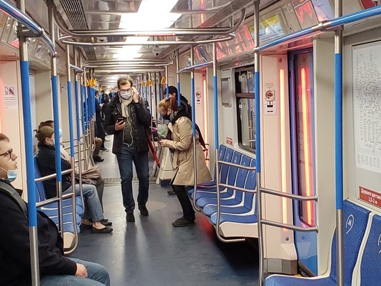 В московском метро расследуют сообщения о приклеенном к поручню лезвии