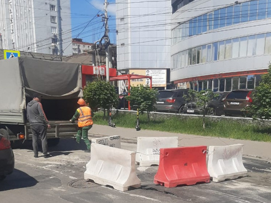 В центре Ростова-на-Дону во время проверки теплосетей прорвало трубу