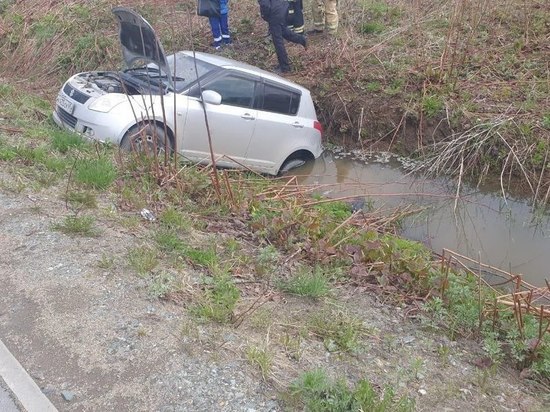 Автомобиль Suzuki Swift улетел в кювет на юге Сахалина