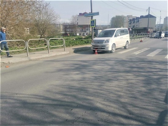 Водитель Toyota Noah сбил 25-летнюю женщину в Южно-Сахалинске