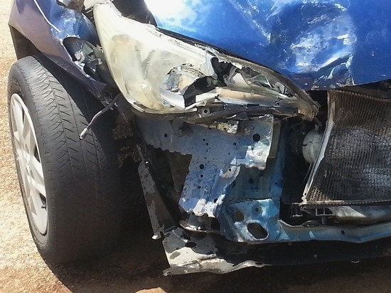 Водитель Toyota Alphard врезался в ограждение и перевернулся в Забайкалье