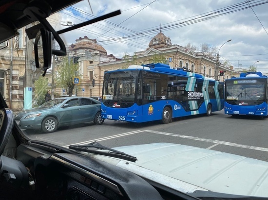 Toyota и троллейбус столкнулись на перекрёсте Бутина и Чкалова в Чите