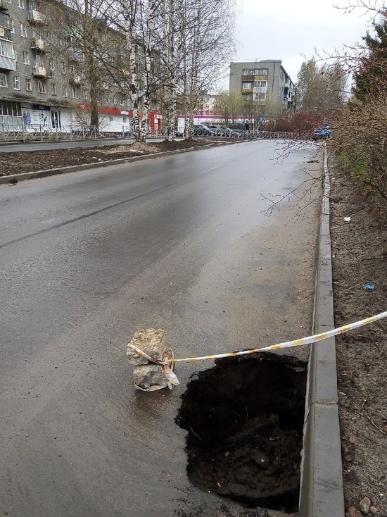 В городе Карелии провалился асфальт