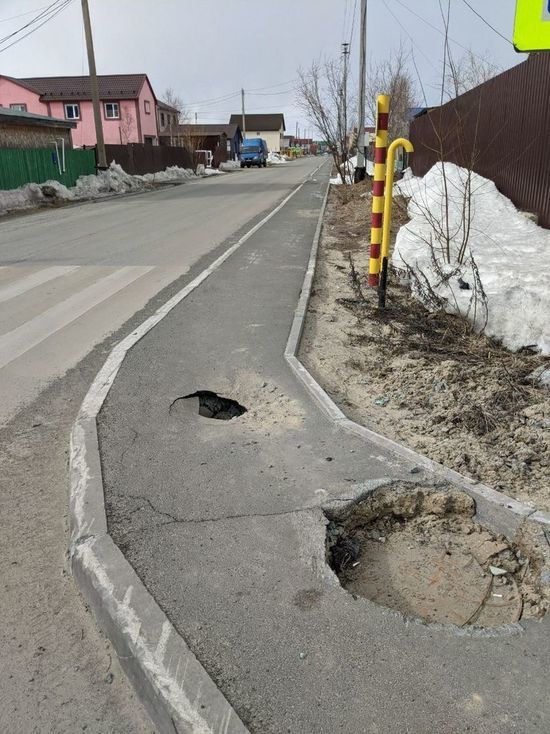 Люк и асфальт провалились в микрорайоне Салехарда
