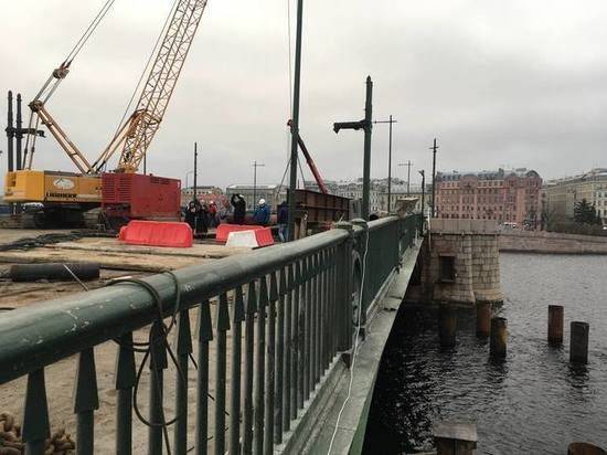Подрядчик объяснил сброс строительных отходов в Неву при ремонте Биржевого моста