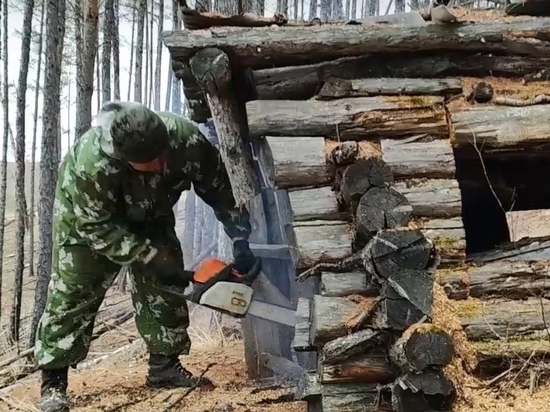 Лесники снесли зимовье браконьеров-поджигателей в Забайкалье