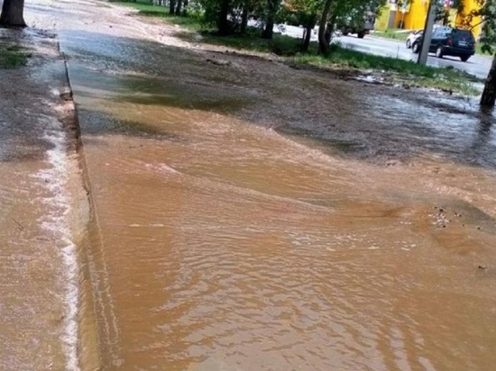 В Барнауле затопило улицу Солнечная Поляна из-за прорыва трубы