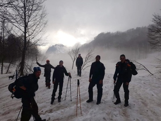 В Сочи спасатели эвакуировали двух туристов в горах