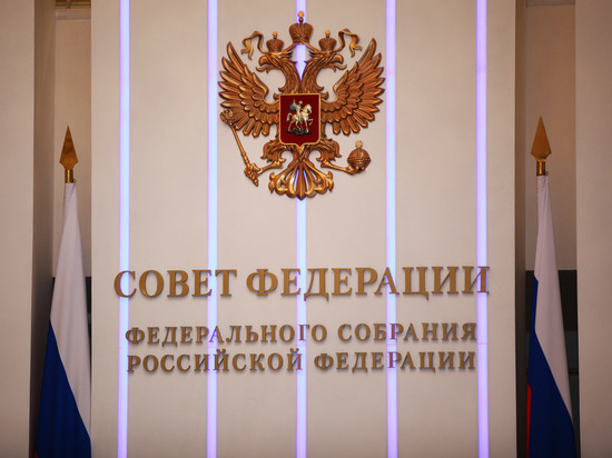 В Совфеде РФ отказались менять российский флаг на Знамя Победы