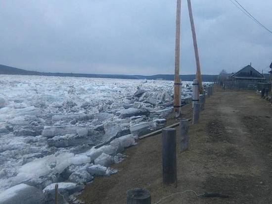 На реке Лена подтапливает село Троицкое в Олекминском районе Якутии